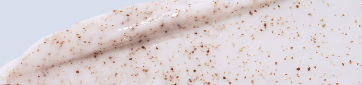 EXFOLIATION : LE GESTE CLÉ POUR UNE PEAU PLUS SAINE ET PLUS UNIFORME